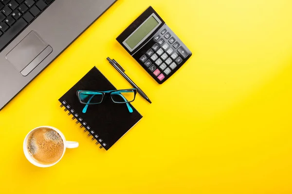 Ofis Malzemelerinin Düzlüğü Sarı Bir Yüzey Üzerinde Bir Fincan Kahve — Stok fotoğraf