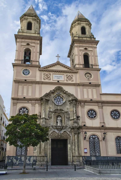 Tiro Vertical Das Torres Fachada Paróquia San Antonio Cádiz — Fotografia de Stock