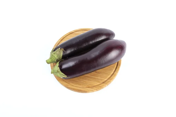 Une Vue Dessus Deux Aubergines Fraîches Sur Une Assiette Bois — Photo