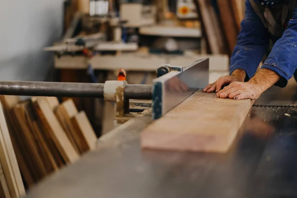 Primer Plano Carpintero Trabajando Trozo Madera Contrachapada — Foto de Stock