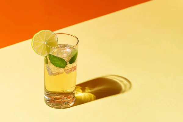 Een Close Van Een Verfrissende Limonade Doordrenkt Met Muntbladeren — Stockfoto