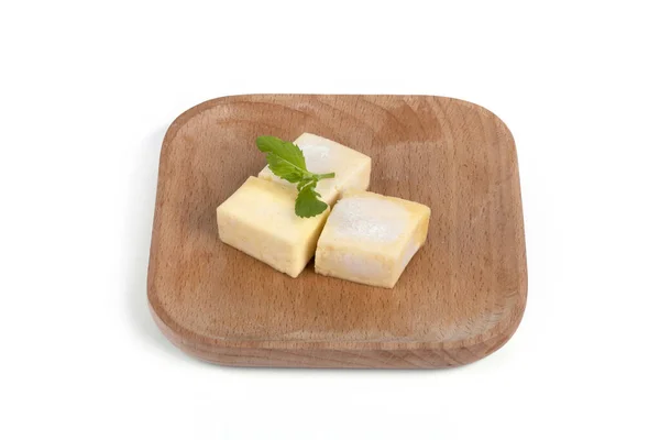 Gros Plan Cubes Fromage Parmesan Avec Menthe Sur Une Planche — Photo