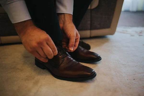 Крупный План Человека Одетого Профессиональный Костюм Сшивающего Обувь Перед Свадьбой — стоковое фото
