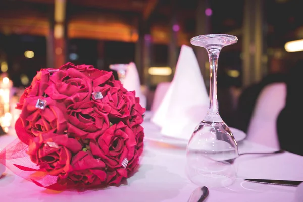 Gros Plan Bouquet Roses Sur Une Table — Photo