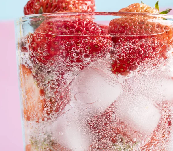 Primo Piano Una Bevanda Rinfrescante Con Una Fetta Fragole Cubetti — Foto Stock