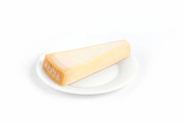 Primer Plano Trozo Queso Parmesano Plato Aislado Sobre Fondo Blanco — Foto de Stock