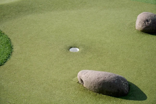 Primer Plano Club Golf Con Rocas Hierba Agujero Para Pelota —  Fotos de Stock