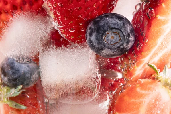 Nahaufnahme Eines Erfrischenden Getränks Mit Geschnittenen Früchten Und Eiswürfeln — Stockfoto