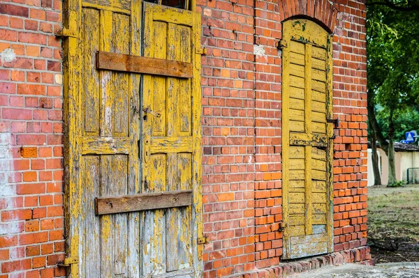 Closeup Shot Wooden Locked Doors Stone Brick Building — Stock Photo, Image