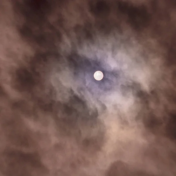 Sebuah Pemandangan Indah Bulan Langit Dengan Awan Ungu Dan Abu — Stok Foto