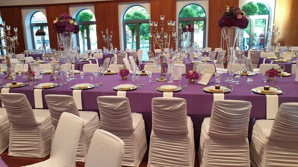 Inneneinrichtung Eines Hochzeitsbankettsaals Mit Dekorativen Blumen — Stockfoto