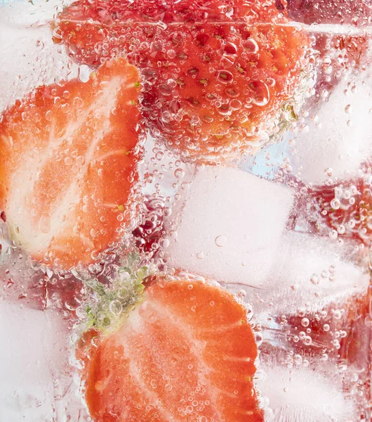 Gros Plan Tranches Fraise Dans Verre Boisson Froide — Photo