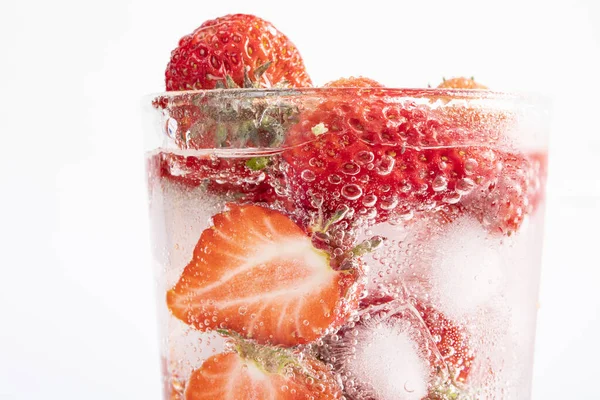 Primer Plano Una Bebida Refrescante Con Una Rebanada Fresas Cubitos —  Fotos de Stock