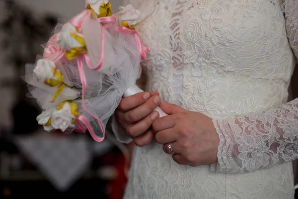 Eine Braut Mit Dem Brautstrauß — Stockfoto