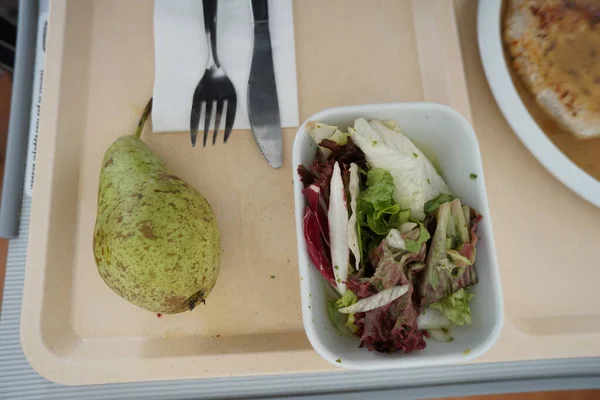 Tepside Koca Bir Armut Olan Beyaz Bir Kasede Lahana Salatasının — Stok fotoğraf