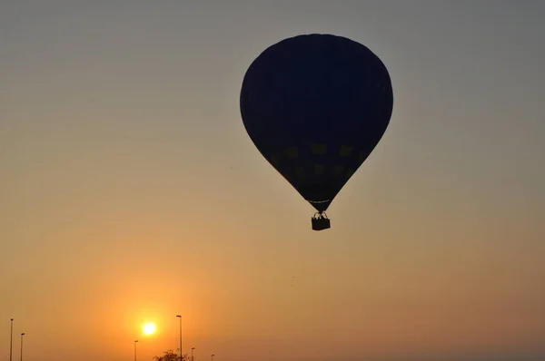 Piękne Ujęcie Sylwetki Balonu Gorące Powietrze Zachodzie Słońca — Zdjęcie stockowe