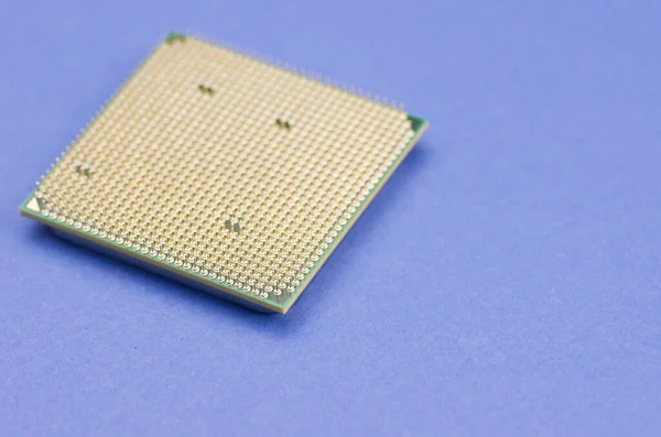 Een Hoge Hoek Shot Van Microprocessor Geïsoleerd Blauwe Achtergrond — Stockfoto