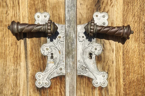 Zbliżenie Zabytkowych Klamek Drzwi Ozdobną Konstrukcją Kutego Żelaza — Zdjęcie stockowe