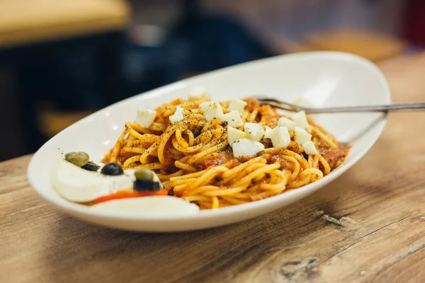 Selektywny Strzał Ostrości Pysznego Spaghetti Bolognese — Zdjęcie stockowe