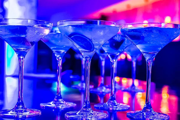 クラブで青い光の下で冷たいカクテルのクローズアップ — ストック写真