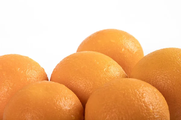 白い背景に隔離された新鮮なオレンジのクローズアップショット — ストック写真