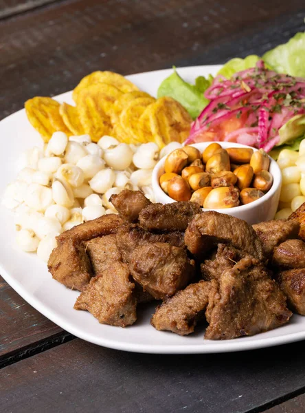 Tiro Vertical Pollo Frito Con Granos Maíz Chips Plátano Ensalada — Foto de Stock