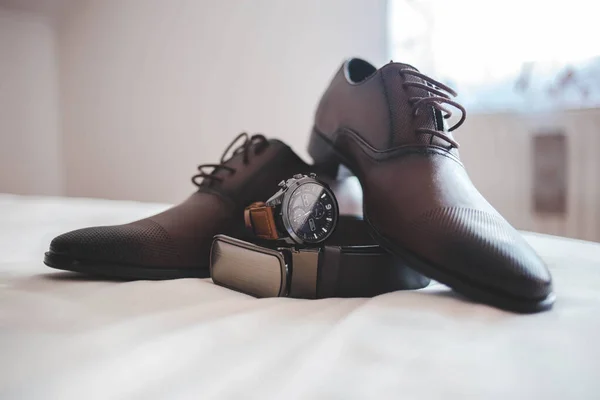 Egy Vőlegény Cipője Tartozéka Ágyon — Stock Fotó