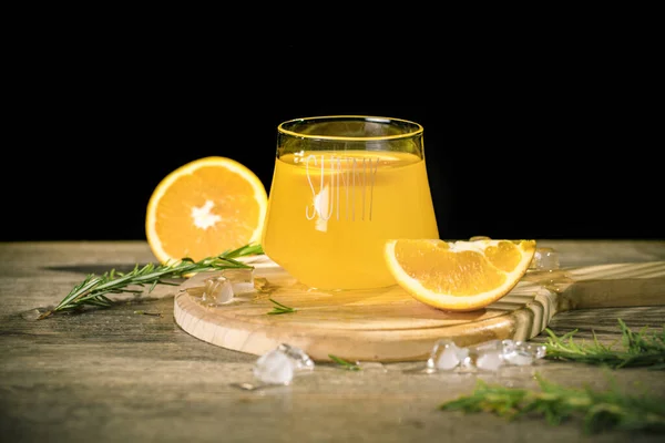 Närbild Ett Glas Färsk Och Läcker Apelsinjuice Trälåda — Stockfoto