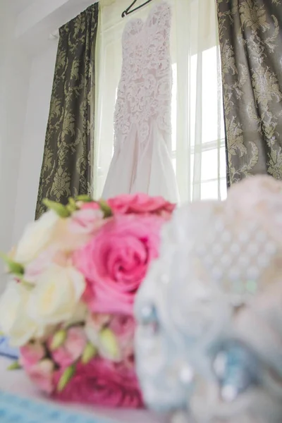 Вертикальний Вибірковий Знімок Фокусу Білої Весільної Сукні Повішеної Біля Вікна — стокове фото