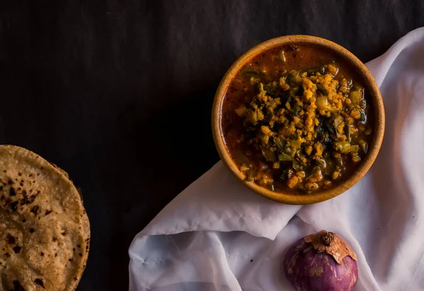 Een Bovenaanzicht Van Heerlijke Indiase Vegetarische Linzensoep Met Tortilla — Stockfoto