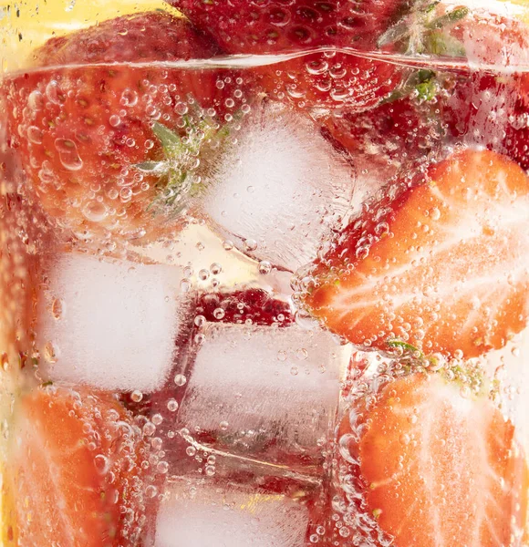 Ένα Κοντινό Πλάνο Φέτες Φράουλας Ένα Ποτήρι Κρύο Ποτό — Φωτογραφία Αρχείου
