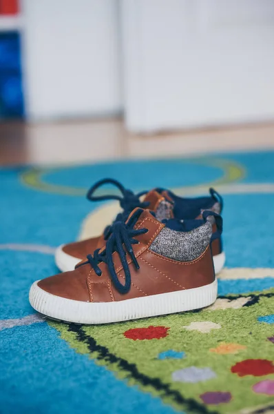 Vertical Selective Focus Shot Pair Kid Shoes Carpeted Floor — Fotografia de Stock