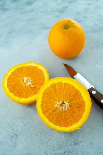 Disparo Vertical Fruta Fresca Naranja Rodajas Sobre Una Superficie Hormigón — Foto de Stock