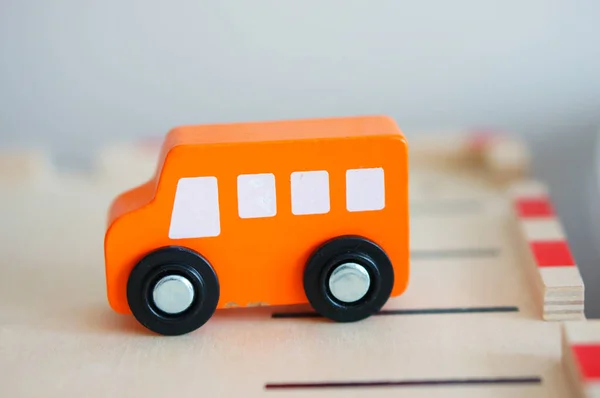 Tiro Close Brinquedo Ônibus Plástico Uma Placa Madeira — Fotografia de Stock