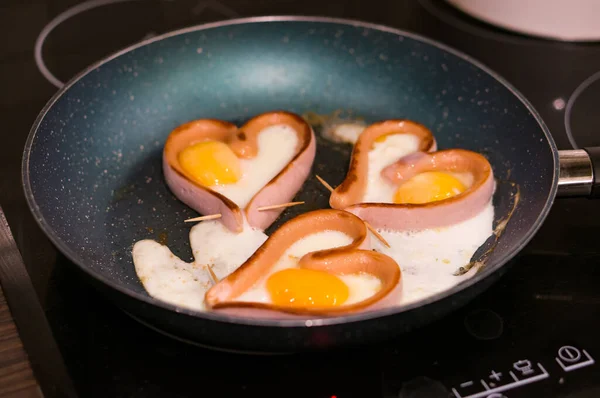 Крупный План Сердечных Колбас Яйцами Сковороде — стоковое фото