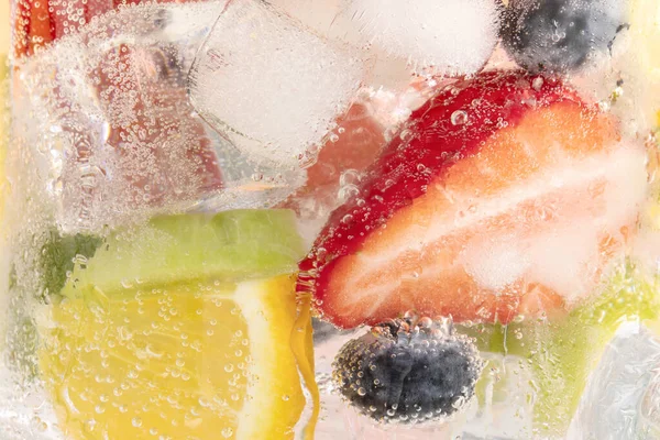 Primer Plano Una Bebida Refrescante Con Frutas Rodajas Cubitos Hielo —  Fotos de Stock