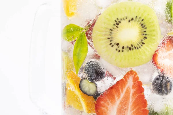 Nahaufnahme Eines Erfrischenden Getränks Mit Geschnittenen Früchten Und Eiswürfeln — Stockfoto