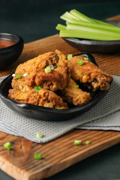 테이블 판위에 소스와 허브와 맛있는 닭고기 — 스톡 사진