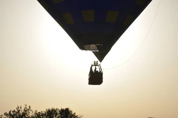 Krásný Záběr Siluety Horkovzdušného Balónu Proti Obloze — Stock fotografie