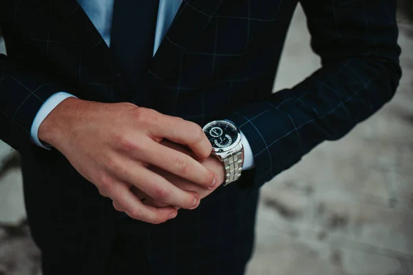 Homem Negócios Com Terno Preto Usando Relógio Mão Direita Mão — Fotografia de Stock