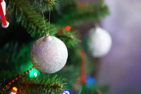 Tiro Bolas Brillantes Brillantes Colgando Árbol Navidad — Foto de Stock