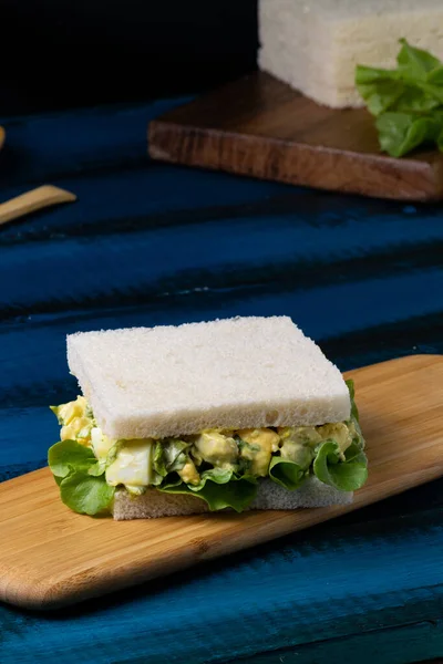 Ein Vertikaler Schuss Eines Eiersandwiches Mit Frischen Salatblättern Auf Einem — Stockfoto