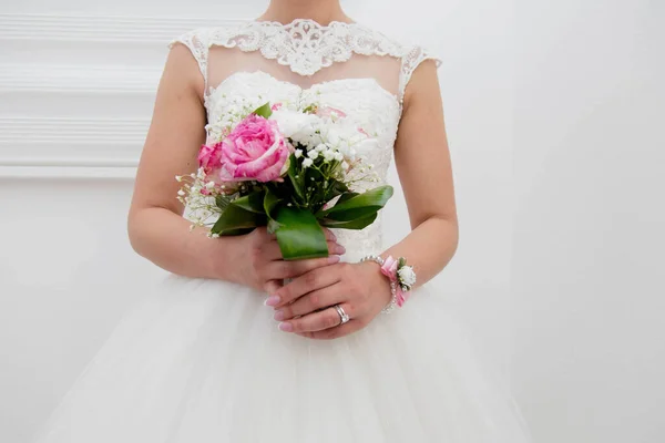 Eine Vertikale Aufnahme Einer Braut Mit Einem Bunten Blumenstrauß — Stockfoto