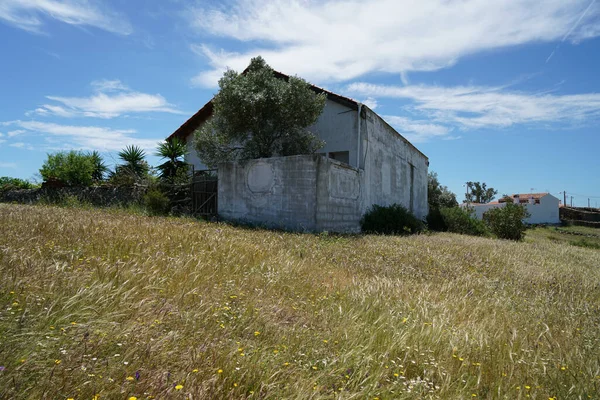 Beau Paysage Nuageux Sur Une Maison Rurale Pierre Dans Champ — Photo