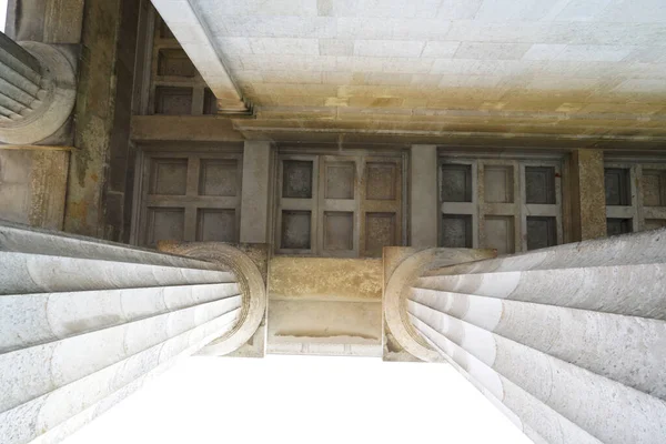 Tiro Ângulo Alto Colunas Históricas Branco Pedra Edifício Velho — Fotografia de Stock