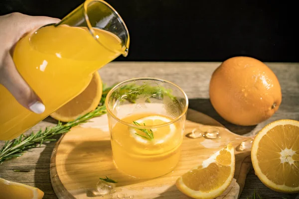 Una Persona Poreando Jugo Naranja Fresco Vaso — Foto de Stock