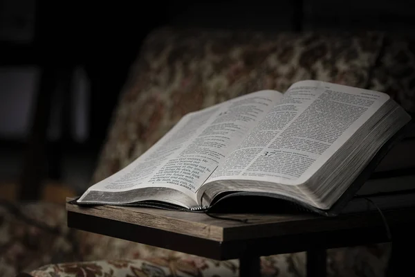 Ένα Κοντινό Πλάνο Ενός Ανοιχτού Βιβλίου Κάτω Από Φώτα Θολή — Φωτογραφία Αρχείου