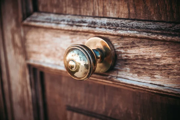 Closeup ของ Doorknob โลหะเก Corroded บนประต — ภาพถ่ายสต็อก