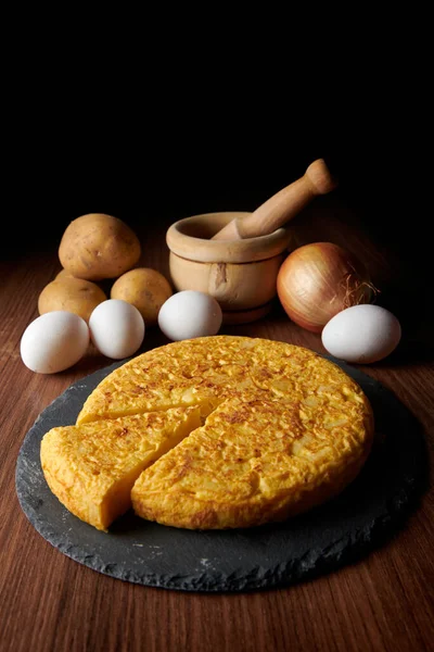 Närbild Fräsch Välsmakande Spansk Omelett Och Ingredienserna Bakgrunden Traditionell Maträtt — Stockfoto