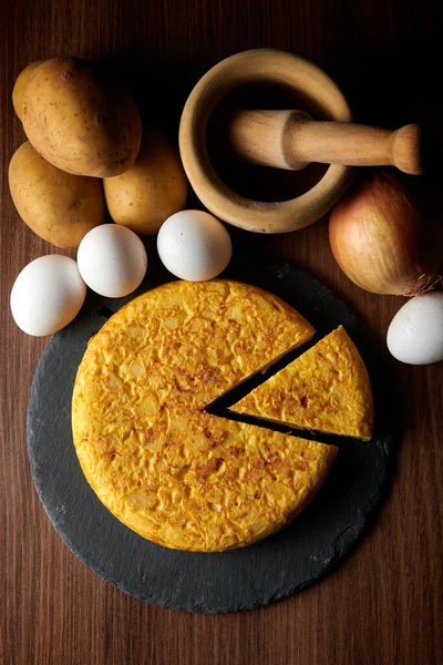 Toppbild Fräsch Välsmakande Spansk Omelett Och Ingredienserna Traditionell Maträtt Från — Stockfoto